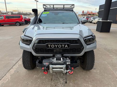 Used 2018 Toyota Tacoma TRD Off-Road image 2