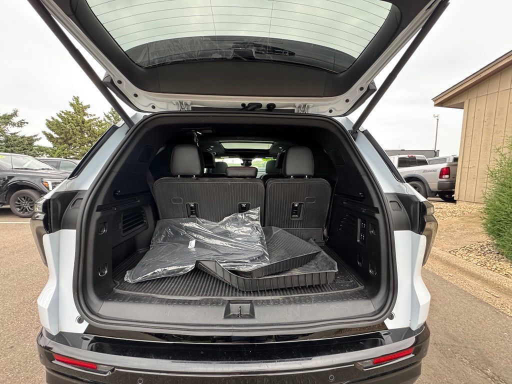 Used 2026 Chevrolet Traverse RS w/ LPO, Floor Liner Package AWD/4WD image 42