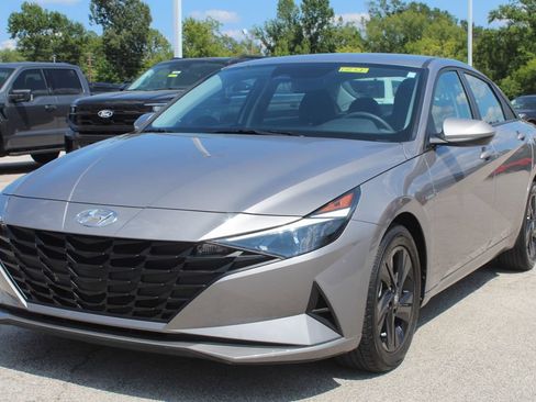 Used 2021 Hyundai Elantra SEL FWD image 4