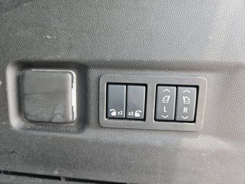 Used 2025 GMC Yukon XL Denali AWD/4WD image 21