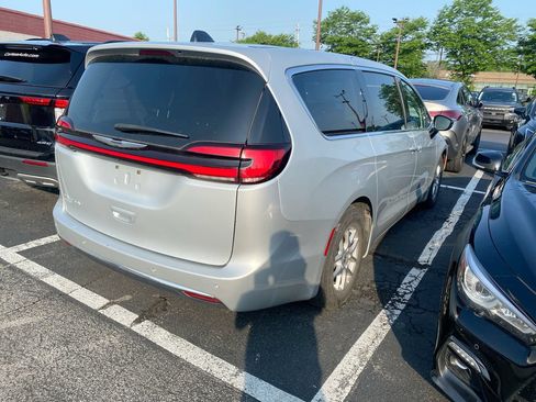 Used 2024 Chrysler Pacifica Touring-L FWD image 3
