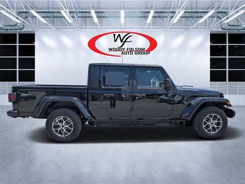 Used 2024 Jeep Gladiator Sport AWD/4WD image 2
