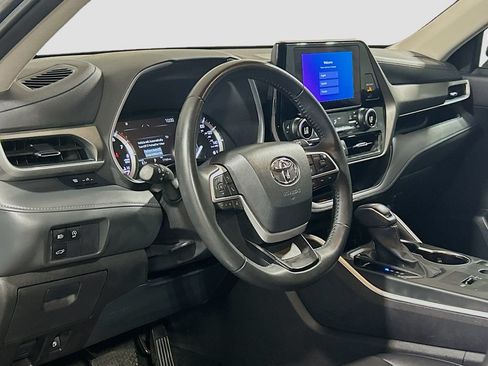 Used 2025 Toyota Highlander XLE FWD image 7