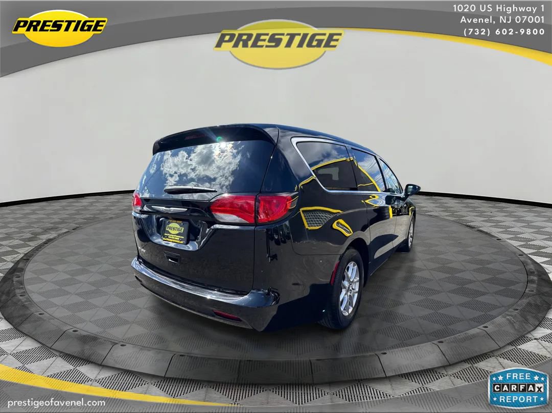 Used 2024 Chrysler Voyager LX FWD image 5