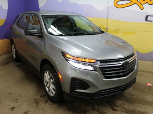 Used 2023 Chevrolet Equinox LS AWD/4WD image 2