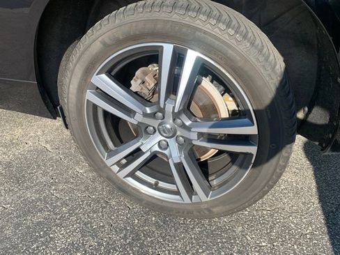 Used 2019 Volvo XC60 T6 Momentum w/ Multimedia Package AWD/4WD image 9