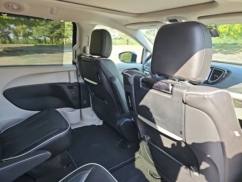 Used 2023 Chrysler Pacifica Limited w/ Uconnect Theater Family Group FWD image 16