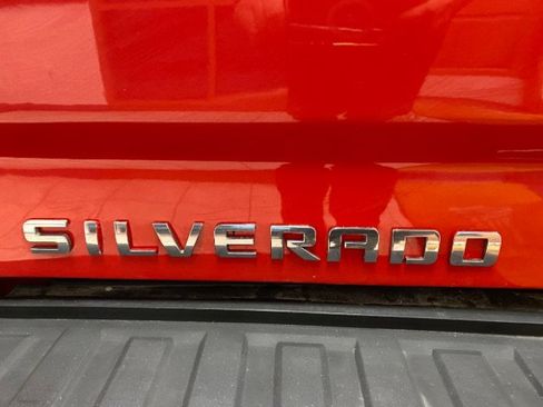 Used 2018 Chevrolet Silverado 1500 Custom w/ Custom Convenience Package RWD image 8