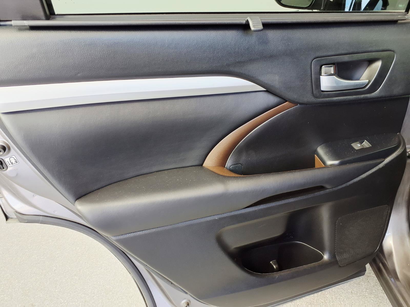 Used 2019 Toyota Highlander XLE FWD image 7