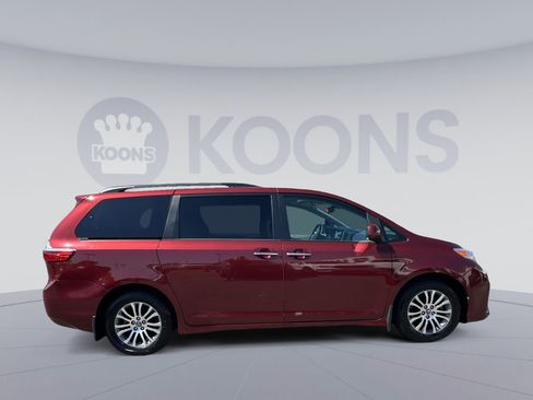 Used 2018 Toyota Sienna XLE w/ XLE Navigation Package FWD image 12