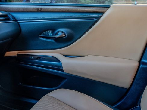 Used 2024 Lexus ES 300h w/ Premium Package FWD image 23