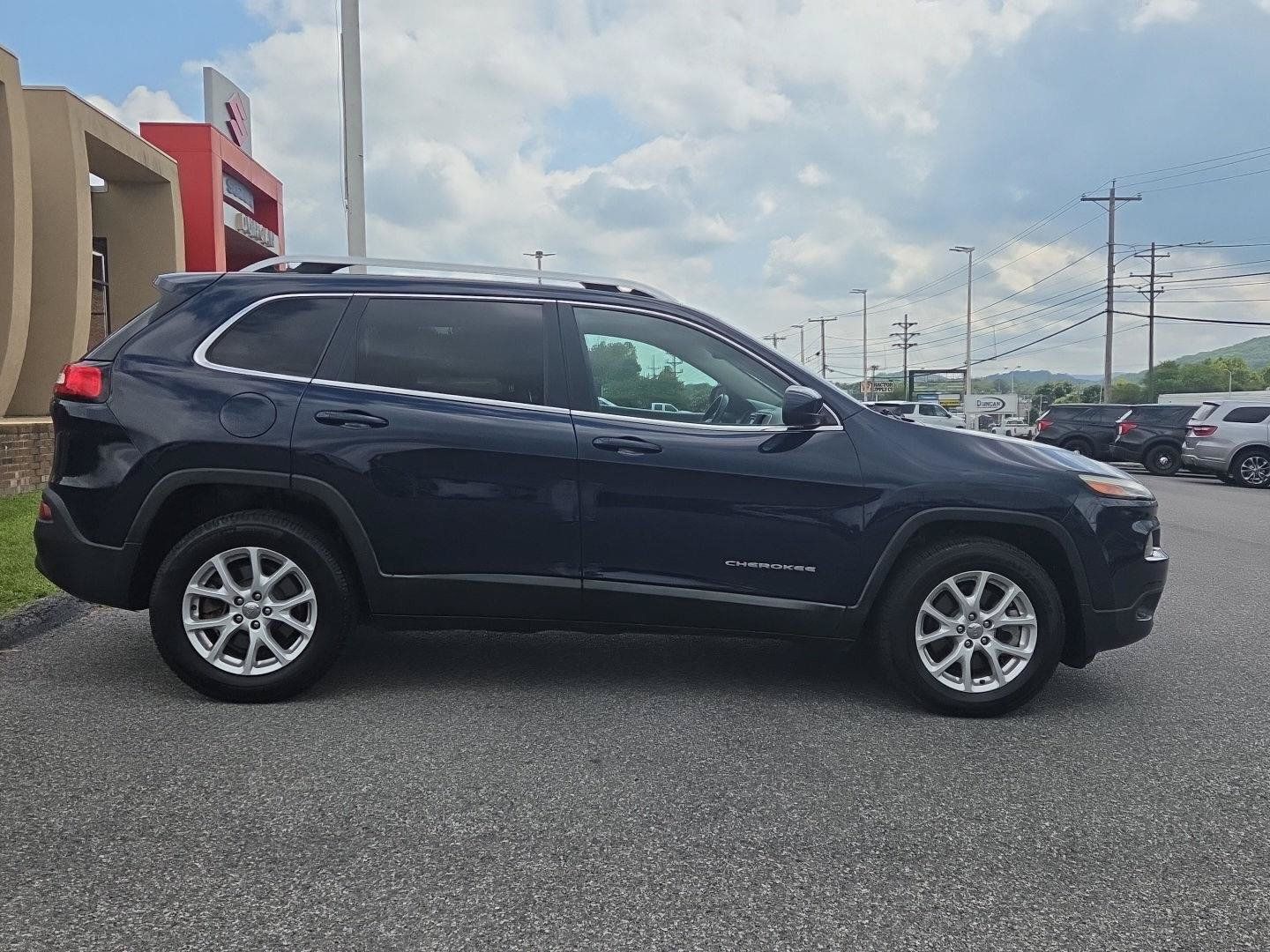 Used 2016 Jeep Cherokee Latitude AWD/4WD image 2