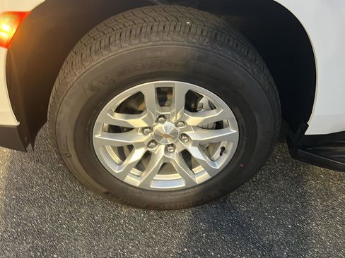 Used 2024 Chevrolet Suburban LT image 41