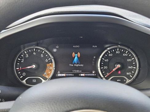 Used 2023 Jeep Renegade Latitude AWD/4WD image 11