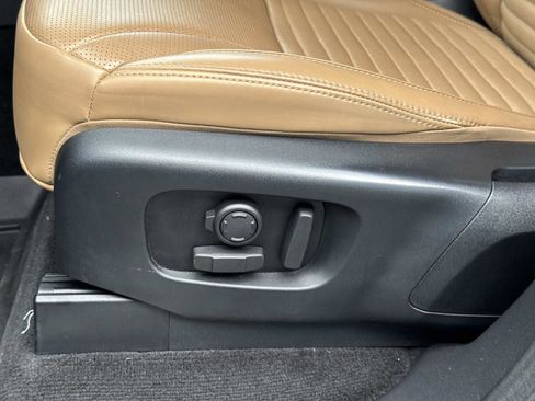 Used 2024 Land Rover Discovery Dynamic SE image 21