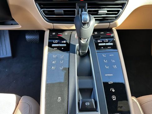 Used 2026 Porsche Macan AWD/4WD image 23