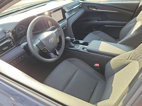 Used 2025 Toyota Camry LE image 3