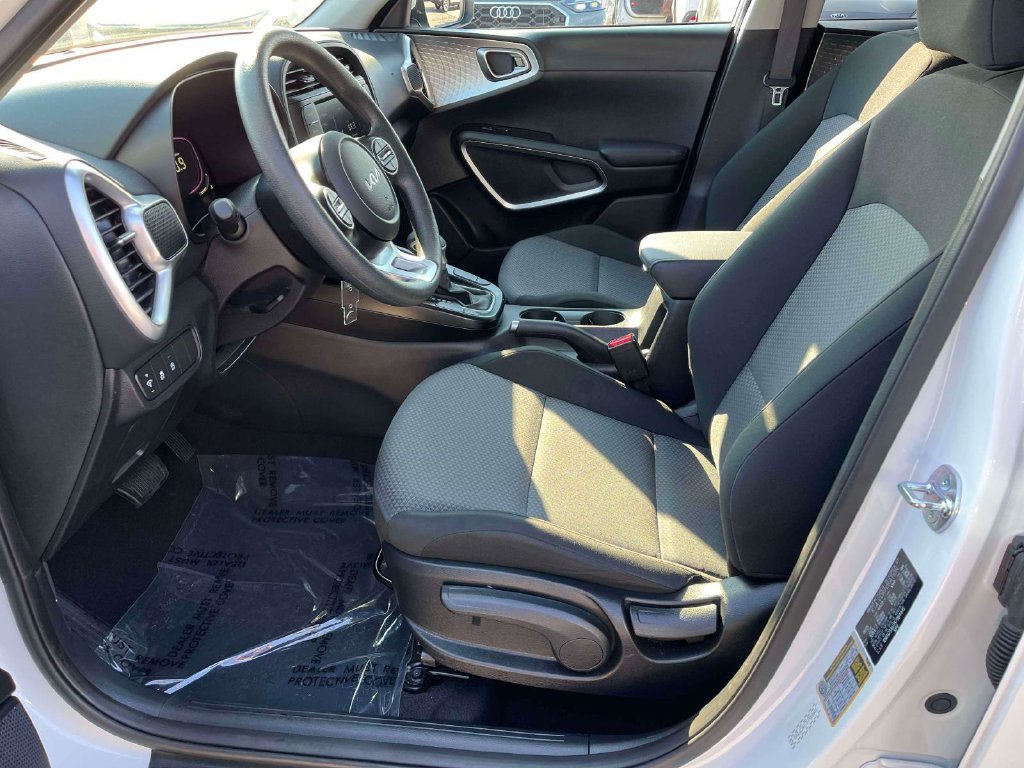 Used 2025 Kia Soul LX w/ LX Technology Package FWD image 15