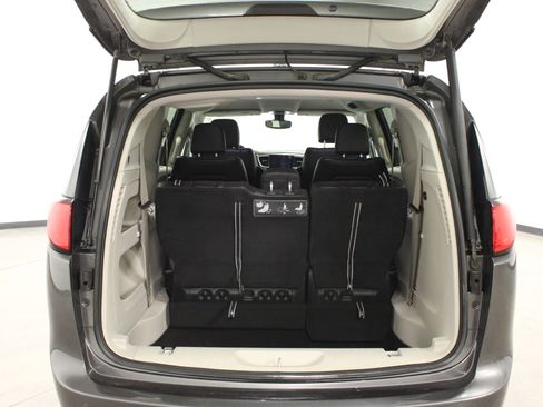 Used 2017 Chrysler Pacifica Touring-L image 12