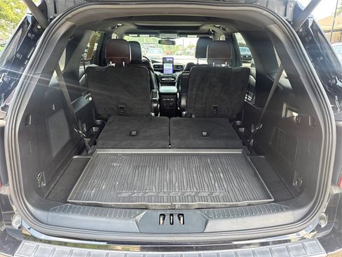 Used 2020 Ford Explorer Platinum w/ Premium Technology Package image 18