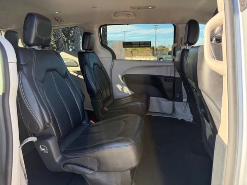 Used 2024 Chrysler Pacifica Touring-L FWD image 13
