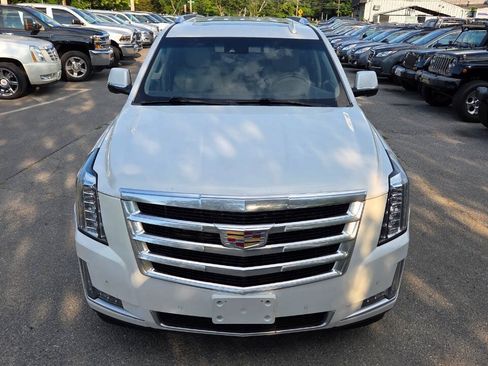 Used 2017 Cadillac Escalade Luxury AWD/4WD image 3