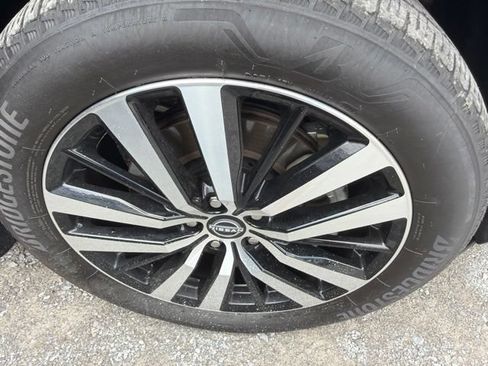 Used 2025 Nissan Pathfinder Platinum w/ Black Appearance Package FWD image 6