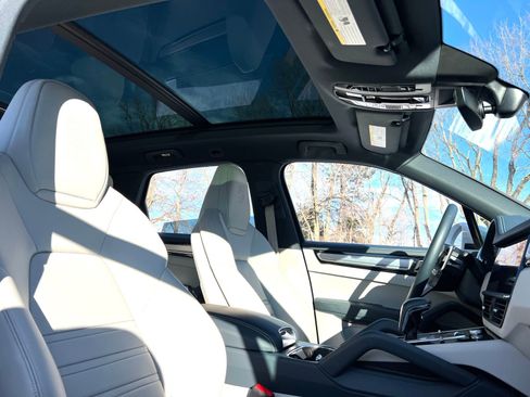 Certified 2022 Porsche Cayenne Platinum Edition image 22