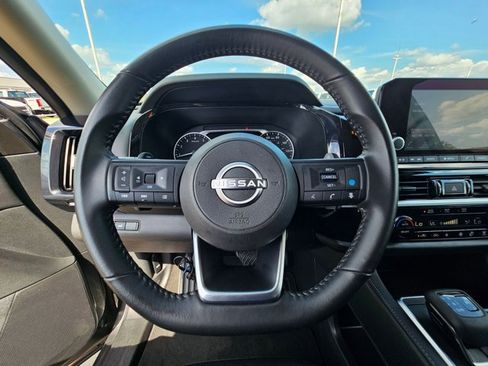 Used 2025 Nissan Pathfinder SV FWD image 15