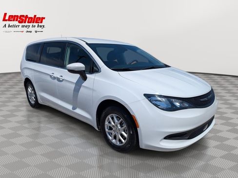 Used 2023 Chrysler Voyager LX FWD image 7