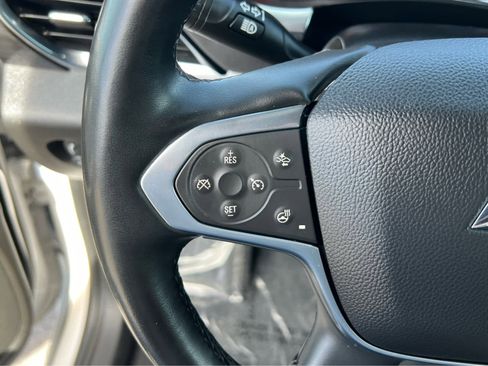 Used 2023 Chevrolet Traverse High Country image 32