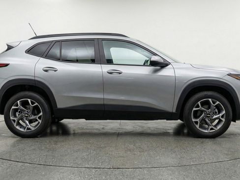 Used 2025 Chevrolet Trax LT w/ LT Convenience Package image 11