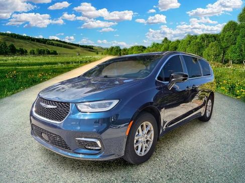 Used 2025 Chrysler Pacifica Select FWD image 3