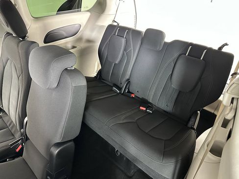 Used 2019 Chrysler Pacifica LX FWD image 19