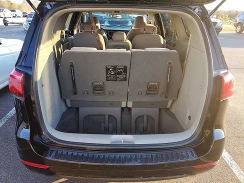 Used 2016 Kia Sedona LX w/ Option Group 020 FWD image 7