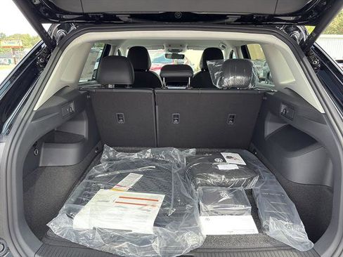 New 2025 Volkswagen Tiguan SE image 11