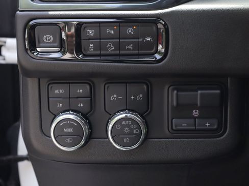 Used 2025 GMC Yukon AT4 w/ AT4 Premium Plus Package AWD/4WD image 19