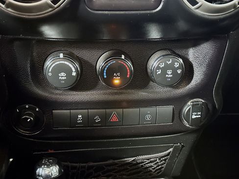 Used 2018 Jeep Wrangler Unlimited Sahara image 14