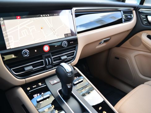 Certified 2026 Porsche Macan AWD/4WD image 29