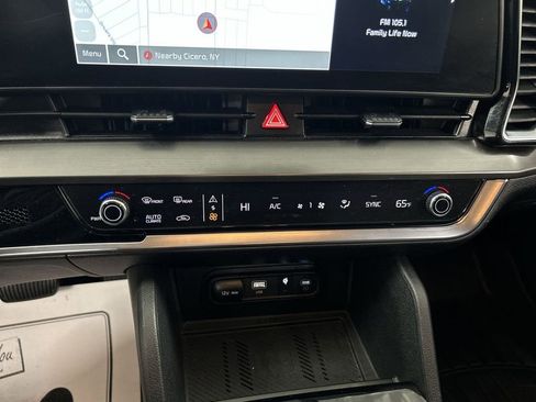 Used 2025 Kia Sportage EX image 17