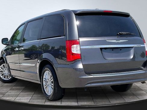 Used 2016 Chrysler Town & Country Touring-L w/ Driver Convenience Group FWD image 11