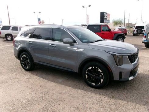 Used 2025 Kia Sorento S w/ Panoramic Sunroof Package image 5