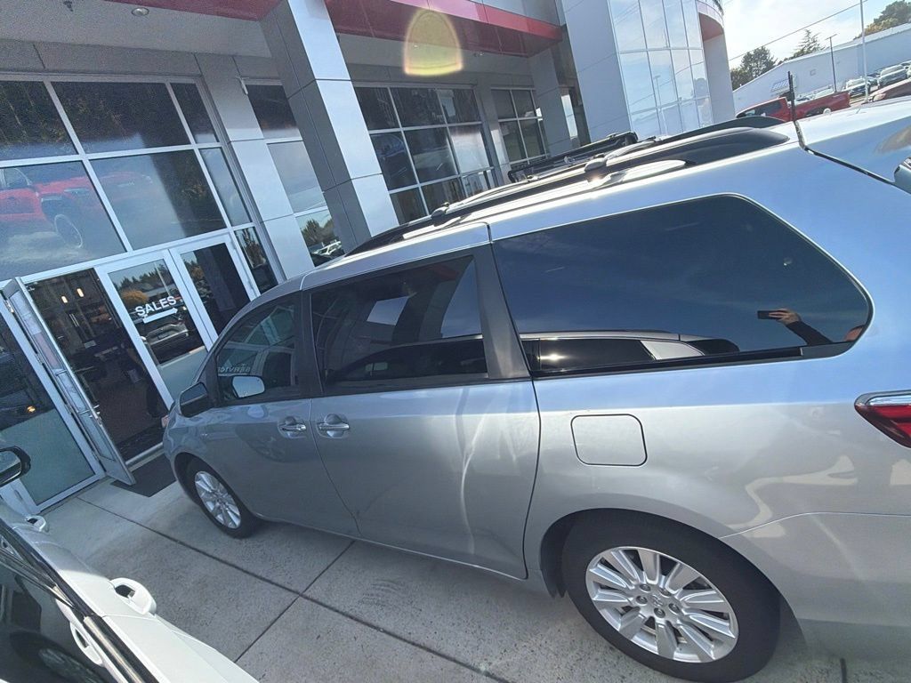 Used 2017 Toyota Sienna XLE w/ XLE Navigation Package AWD/4WD image 7