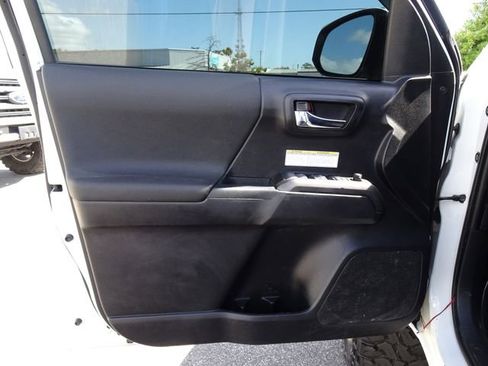 Used 2019 Toyota Tacoma TRD Off-Road AWD/4WD image 12