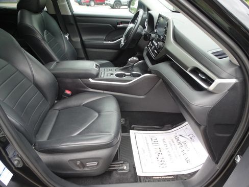Used 2021 Toyota Highlander XLE image 45