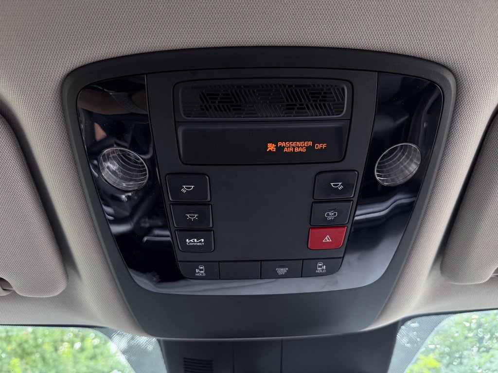 Used 2025 Kia Carnival FWD image 34