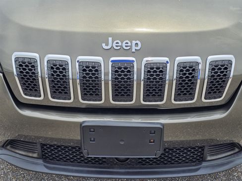 Used 2021 Jeep Cherokee Latitude FWD image 3
