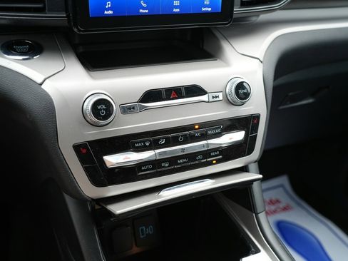 Used 2023 Ford Explorer XLT image 15
