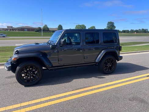 Certified 2025 Jeep Wrangler Unlimited Sahara w/ Safety Group AWD/4WD image 8