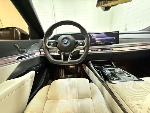 Used 2023 BMW i7 xDrive60 image 35